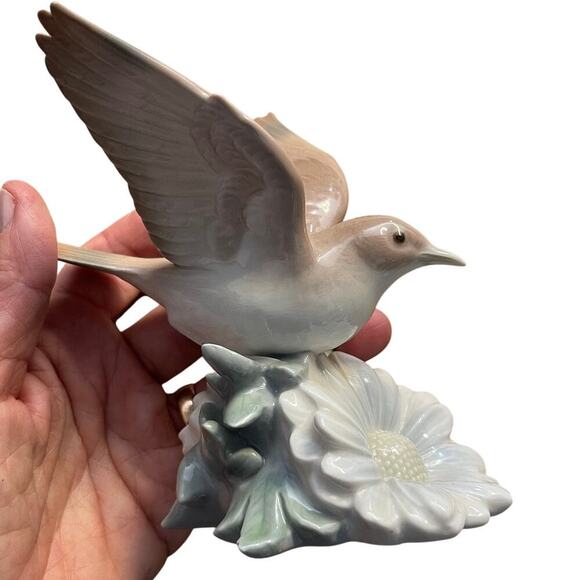 LLadro 1981 Retired Fluttering Nightingale Bird Porcelain RARE Figurine - Picture 2 of 7